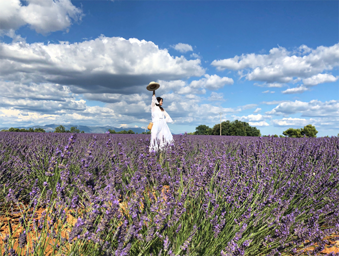 Style thời trang sang chảnh đi du lịch khắp thế giới của bồ nhí chủ tịch Taobao khiến nhiều người ghen tị.