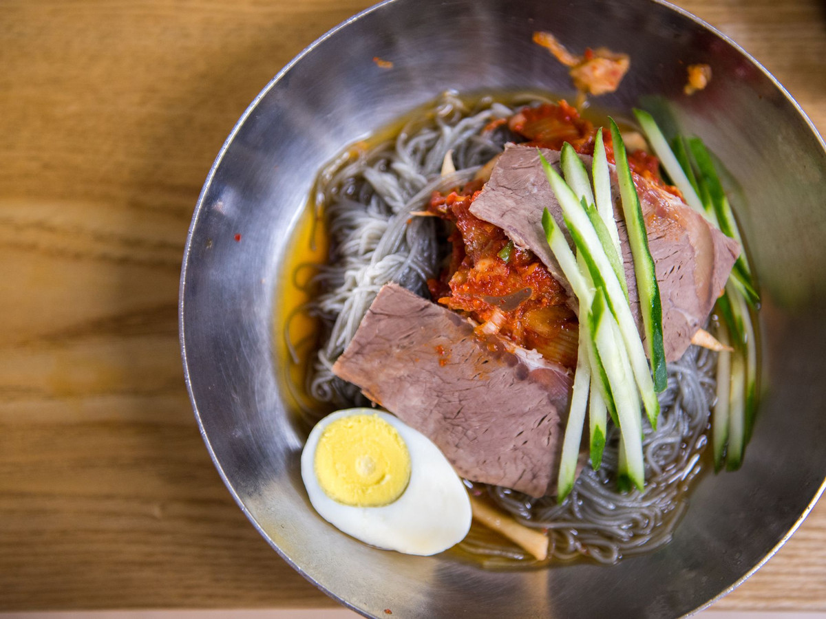 Tại đây, mì lạnh được chia thành nhiều loại khác nhau tuy nhiên phổ biến hơn cả vẫn là Naengmyeon, với đặc trưng sợi mì mỏng, dài, dai ngon, làm từ hỗn hợp bột kiều mạch, bột khoai tây bột khoai lang, bột củ dong và bột sắn dây.