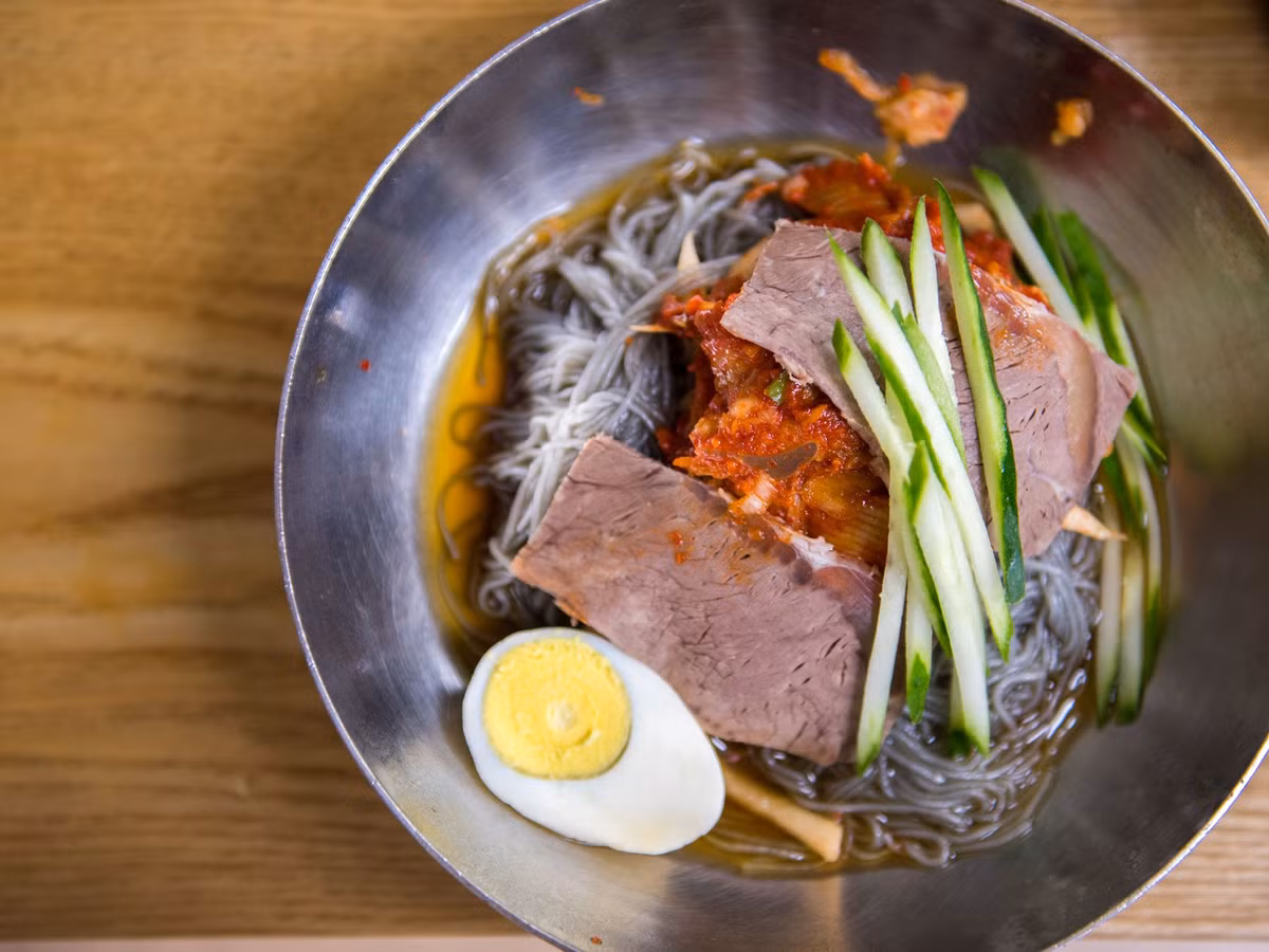 Tại đây, mì lạnh được chia thành nhiều loại khác nhau tuy nhiên phổ biến hơn cả vẫn là Naengmyeon, với đặc trưng sợi mì mỏng, dài, dai ngon, làm từ hỗn hợp bột kiều mạch, bột khoai tây bột khoai lang, bột củ dong và bột sắn dây.