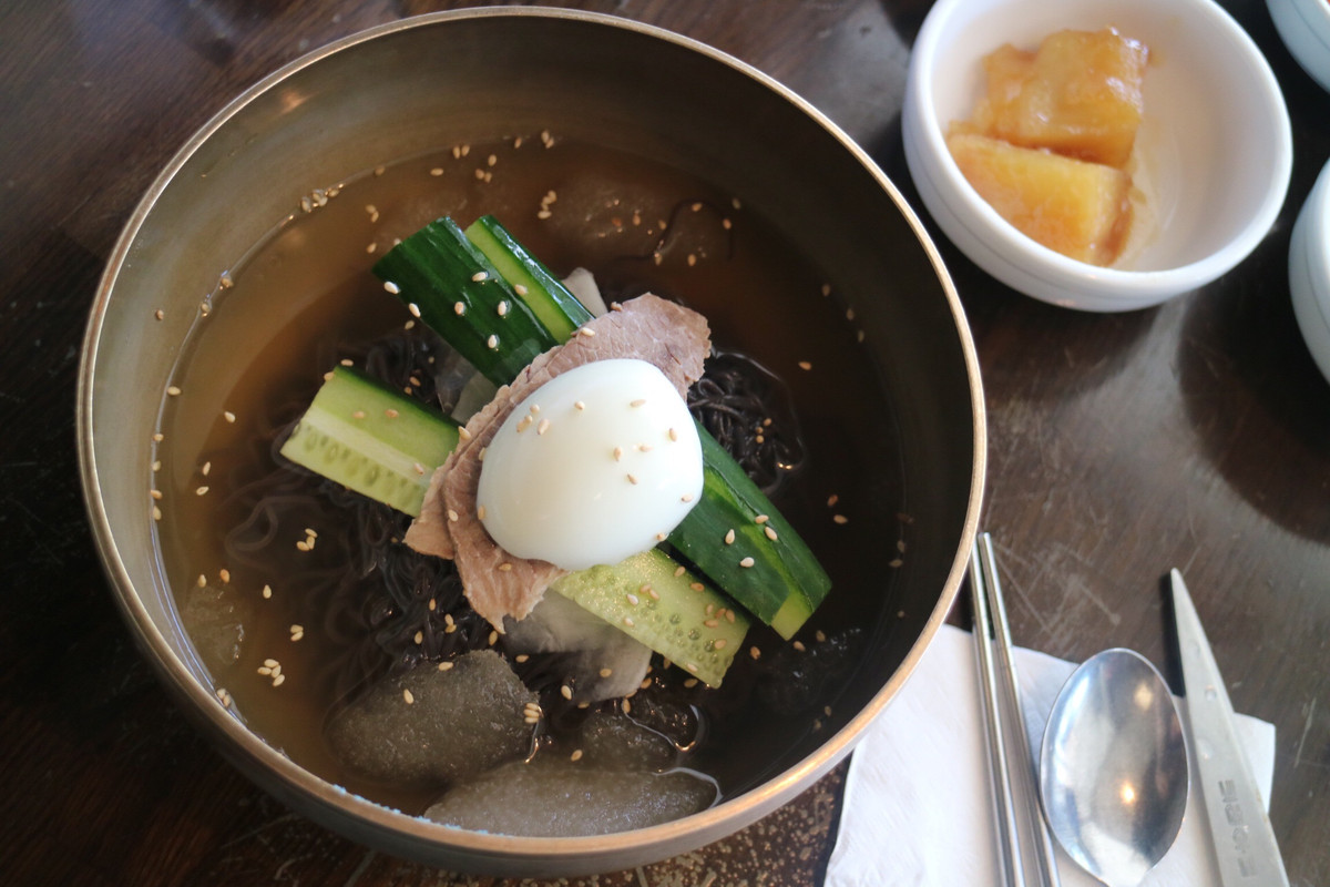 Món mì lạnh Naengmyeon có nguồn gốc từ Triều Tiên sau đó lan rộng đến Hàn Quốc và có lịch sử hình thành từ thời kỳ Joseon.