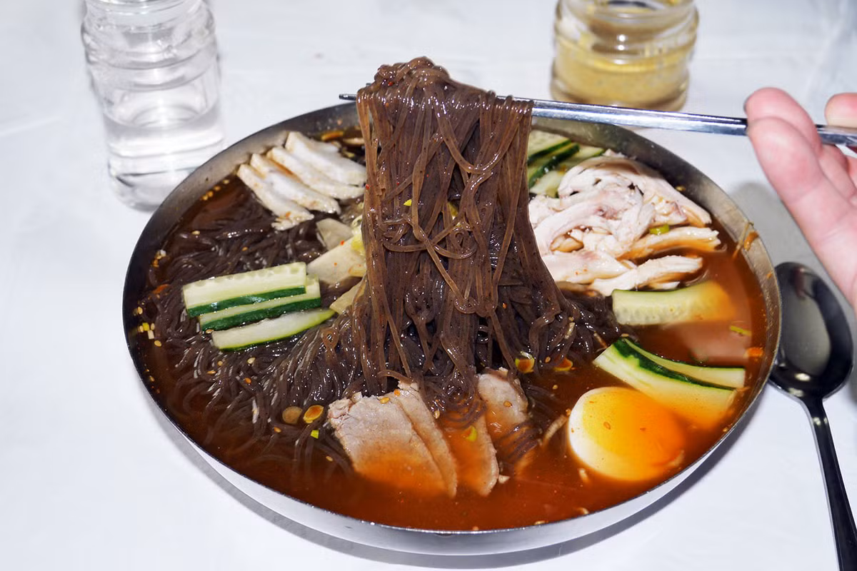 Nước dùng đóng một vai trò quan trọng khiến món ăn trở nên thơm ngon hơn. Loại nước dùng để trộn cho món mì lạnh Naengmyeon là sự kết hợp của nước kim chi và nước luộc thịt (thịt bò, heo hoặc gà).