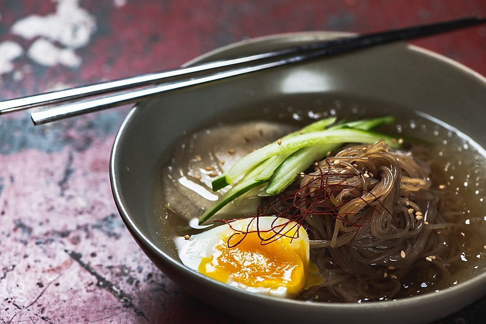 Sợi mì có màu nâu sẫm, sợi tròn và khá mảnh, kích thước giống sợi miến của người Việt. 3 - 4 phút là thời gian chuẩn để sợi mì đạt được độ dai hoàn hảo, vừa vớt ra sẽ được ngâm nước lạnh ngay lập tức.