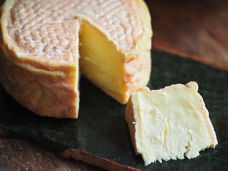 Loại phô mai này ngửi như mùi pate đặc trưng, nhưng lại mang vị ngọt ngào và một chút mặn của kem. Vì quá nặng mùi nên loại phô mai này bị cấm ở nơi công cộng và các phương tiện giao thông tại Pháp.