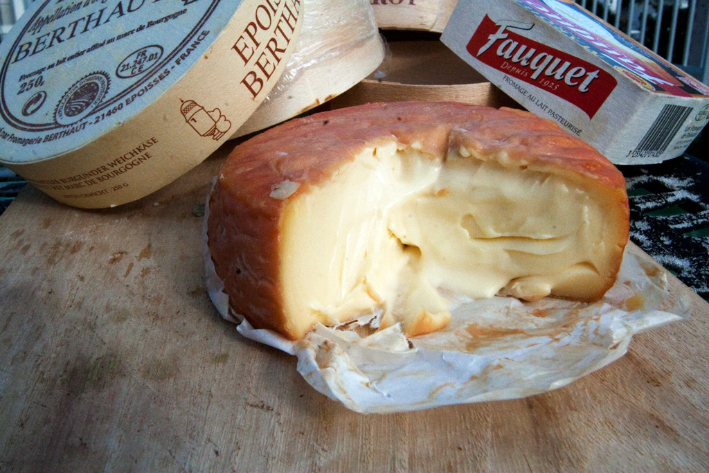 Époisses de Bourgogne có thành phần từ sữa bò, rượu Marc de Bourgogne. Sữa nhão sau khi làm sạch được ngâm trong nước muối vào rượu rồi đặt trong hộp gỗ tròn và để trong hầm có độ ẩm cao.