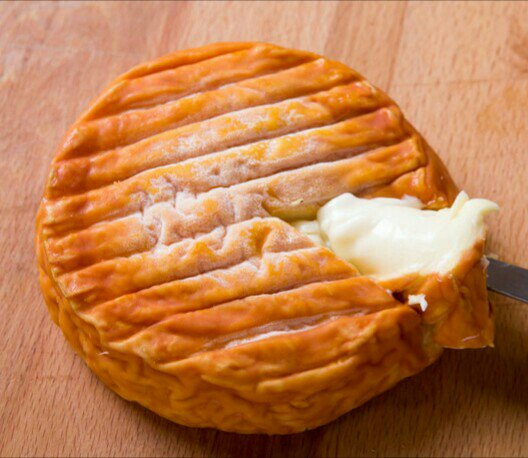 Bánh phô mai này có hai loại đường kính: 10 cm và 18 cm, với lớp vỏ màu cam đỏ dịu mắt khi chín tới.