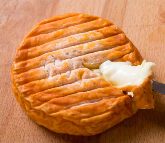 Bánh phô mai này có hai loại đường kính: 10 cm và 18 cm, với lớp vỏ màu cam đỏ dịu mắt khi chín tới.