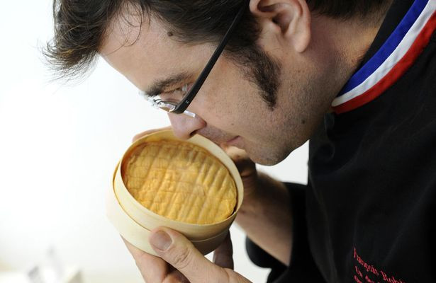 Loại phô mai khó ngửi này có vị đậm đà, béo ngậy, thường được ăn kèm với bánh mì nướng giòn và bia, thay vì rượu vang đỏ như truyền thống.