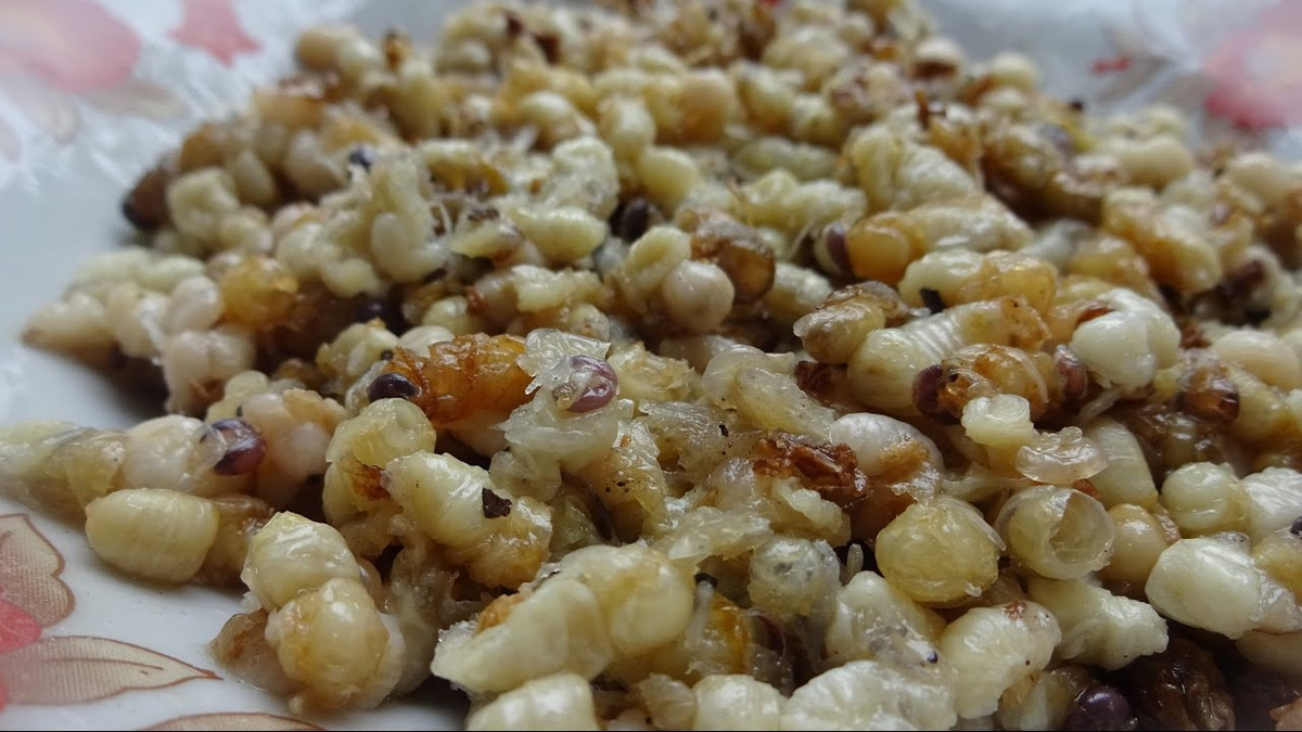 Nhộng ong rừng: Món này có vị thơm béo ngậy của ong, mùi thơm của gia vị, của lá chanh. Nhộng ong xào mùng không phải mùa nào cũng có, nó chỉ được chế biến vào mùa ong rừng làm tổ và sinh sản (khoảng từ tháng 4 đến tháng 8). Vì vậy với người dân nơi đây, món ăn này còn được xem là đặc sản quý hiếm của núi rừng.