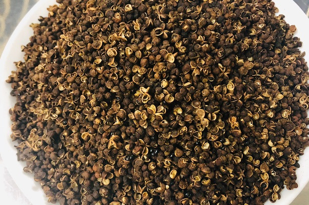 Mắc khén đứng đầu trong các loại gia vị của đồng bào dân tộc miền núi. Cây mắc khén là loại cây dại thuộc họ hồi, có tinh dầu và hương thơm, trở thành huyền thoại và làm nên loại gia vị đậm đà không thể thiếu trong bữa ăn đồng bào miền Tây Bắc. Ảnh: Internet.