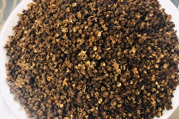 Mắc khén đứng đầu trong các loại gia vị của đồng bào dân tộc miền núi. Cây mắc khén là loại cây dại thuộc họ hồi, có tinh dầu và hương thơm, trở thành huyền thoại và làm nên loại gia vị đậm đà không thể thiếu trong bữa ăn đồng bào miền Tây Bắc. Ảnh: Internet.