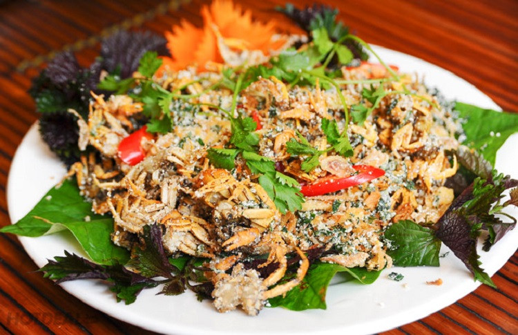 Cua suối rang muối: Thịt cua suối thơm, chắc và có thể chế biến được nhiều món ngon trong đó có món Cua suối rang muối. Cua sau khi bắt về bóc mai, rửa sạch để cho ráo nước. Cho dầu vào chảo đun sôi, bỏ tỏi vào xào thơm sau đó cho cua vào đảo cho đều, rắc muối lên rang cho đến khi cua chín vàng.