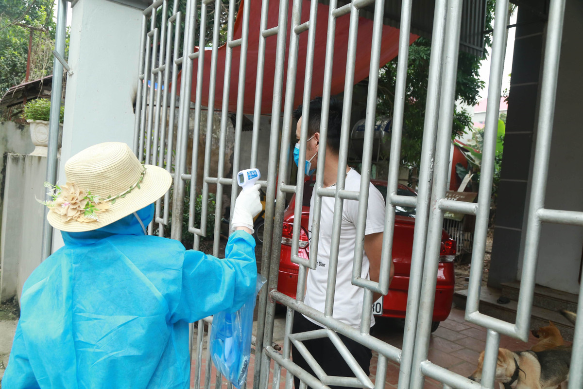 Can canh thon Ha Loi xit khu trung tung mo rau, con ga ngay cach ly-Hinh-15