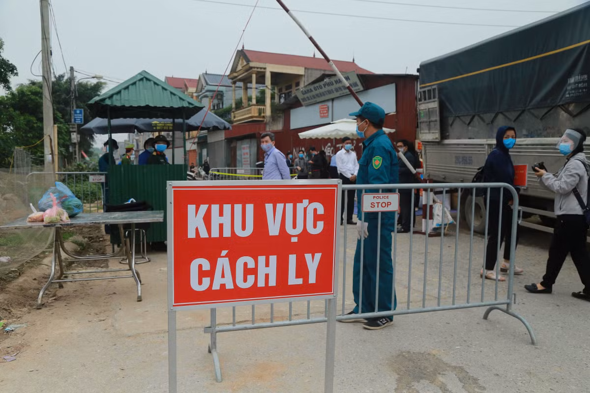 Can canh thon Ha Loi xit khu trung tung mo rau, con ga ngay cach ly