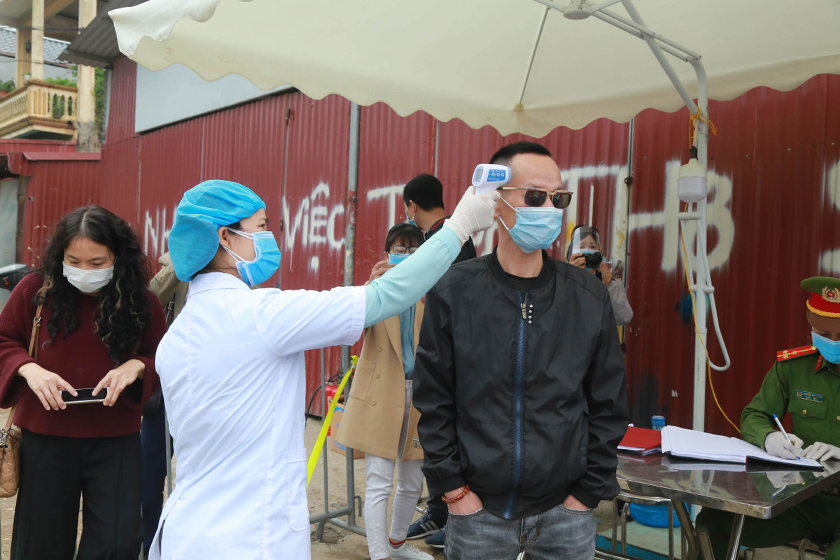 Can canh thon Ha Loi xit khu trung tung mo rau, con ga ngay cach ly-Hinh-8