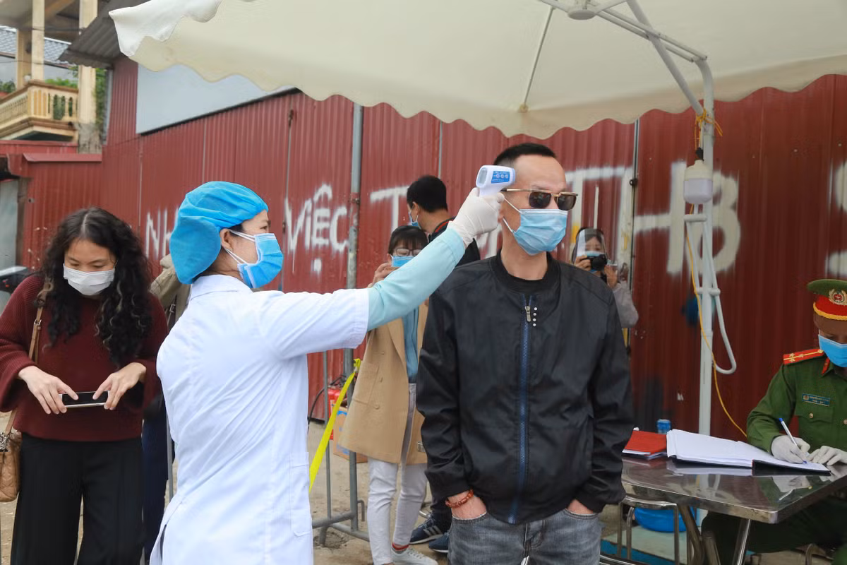 Can canh thon Ha Loi xit khu trung tung mo rau, con ga ngay cach ly-Hinh-8