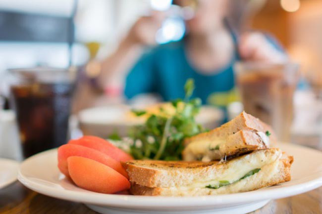 Không kiên định: Nếu bạn đang ăn uống lành mạnh nhưng lại không duy trì được lâu thì bạn đang mắc sai lầm lớn. Điều đầu tiên cần nhớ khi ăn kiêng là phải kiên trì và theo sát chế độ ăn kiêng đã đặt ra.