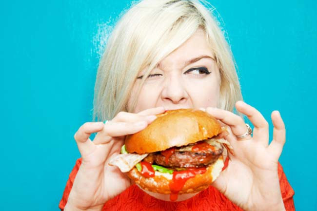 Thường xuyên ăn ngoài: Nhiều người có thói quen ăn ngoài thường xuyên do lịch trình dày đặc hoặc do các mối quan hệ xã hội. Ăn ngoài khiến bạn không thể kiểm soát chế độ dinh dưỡng của mình, dễ dẫn đến ăn quá nhiều đường và muối.