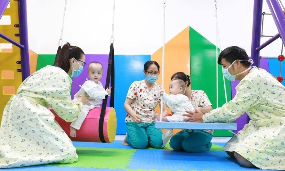 Những bài học đầu tiên ngay tại bệnh viện giúp Trúc Nhi, Diệu Nhi phát triển như những đứa trẻ khác trên con đường dài phía trước.