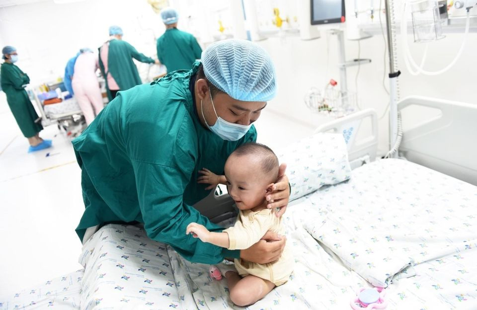 Hiện, việc ăn uống của bé khá tốt. Mỗi ngày đều hết 7 cữ sữa, mỗi lần 130 ml. Trừ khi cơn buồn ngủ ập tới làm nũng, bé mới bỏ dở.