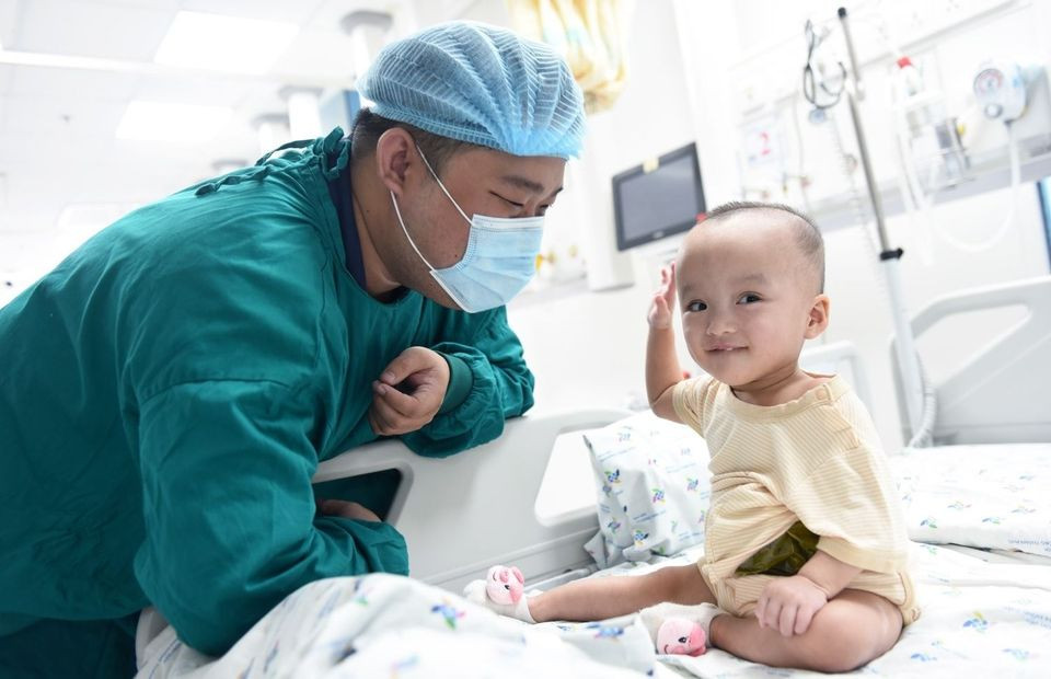 Khoảng hai tháng tới, khi bé đứng vững, trục chân thẳng, không cần bấu vịn thì sẽ bắt đầu tập đi.