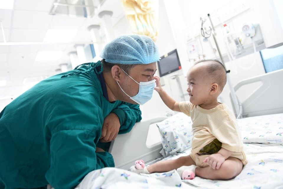 Ngoài ra, khung bột cố định xương chậu và chân được tháo hoàn toàn, hai bé chỉ cần đeo dụng cụ chỉnh hình cố định chân đơn giản vào buổi tối, lúc đi ngủ.