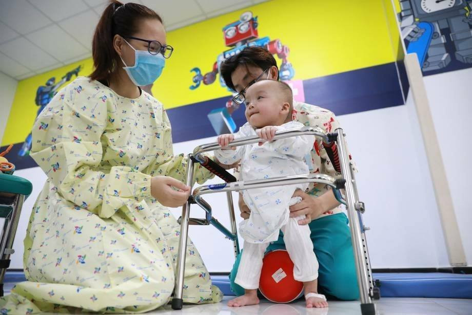 Hiện hai bé Trúc Nhi - Diệu Nhi bắt đầu chập chững những bước đi đầu đời.