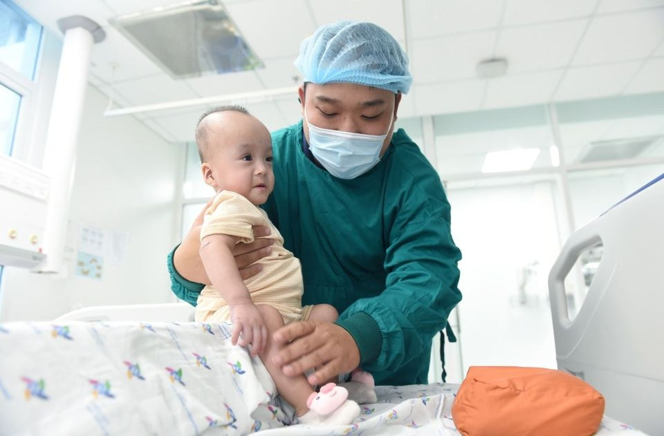 Hai bé song Nhi bắt đầu nói được một vài từ cơ bản như "papa" "meo meo"... Cặp song sinh thể hiện sở thích yêu sách, chăm chú lắng nghe tiếng còi xe cứu thương, tiếng mèo kêu vang từ cuốn sách nhiều sắc màu.