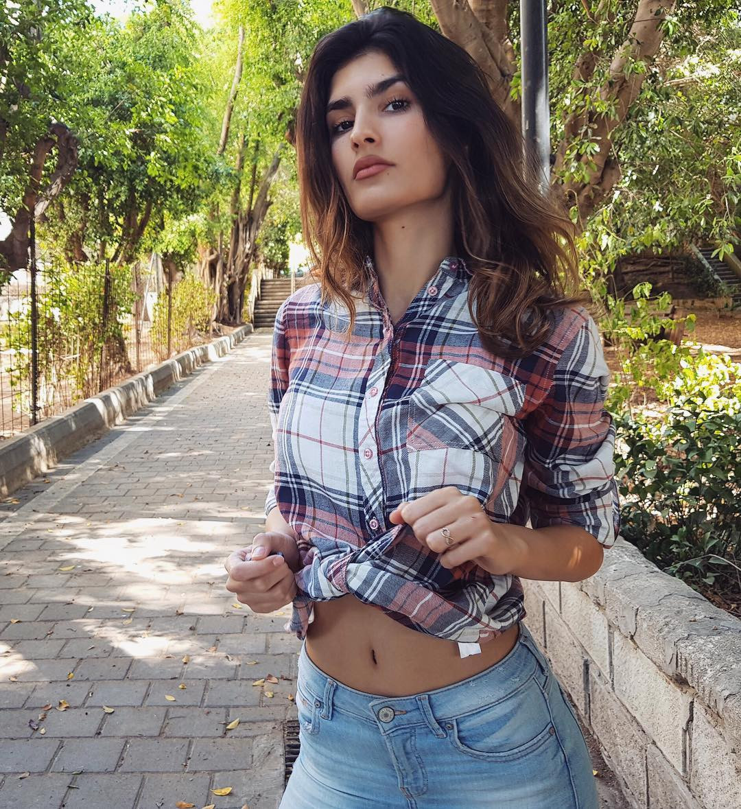 Phong cách thời trang đời thường của cô khá táo bạo, thường xuyên không mặc áo lót phòng hộ trong những chiếc áo thun mỏng dính, lộ điểm nhạy cảm.