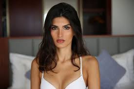 Yael Cohen nhận được sự chú ý với thân hình gợi cảm và phong cách thời trang táo bạo.