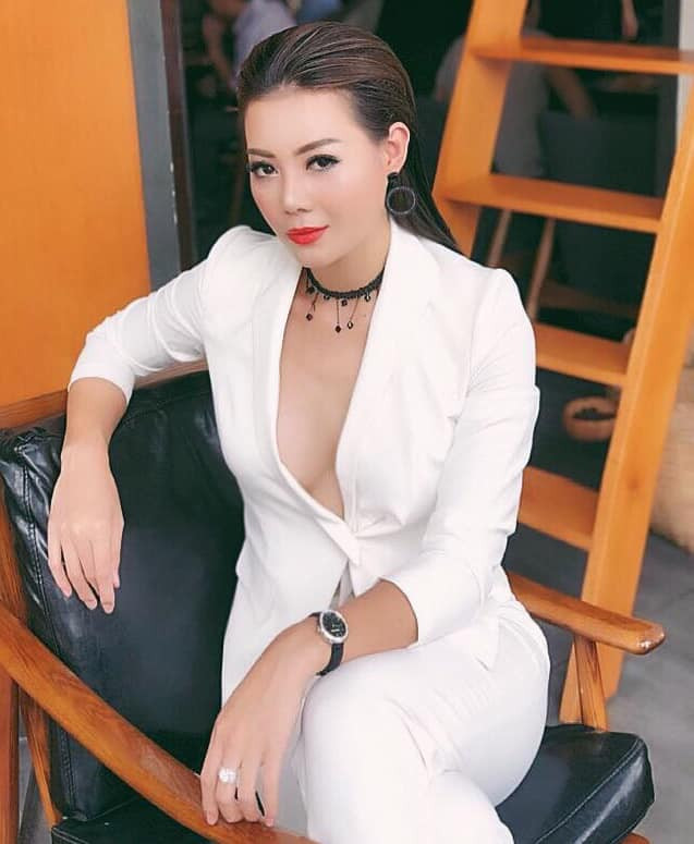 Thanh Hương gần đây gây chú ý với vai Vy “tiểu tam” trong phim Những ngày không quên. Khác với vẻ nữ tính trong phim, người đẹp 8X ngoài đời ăn mặc hở bạo, chuộng váy áo sexy.