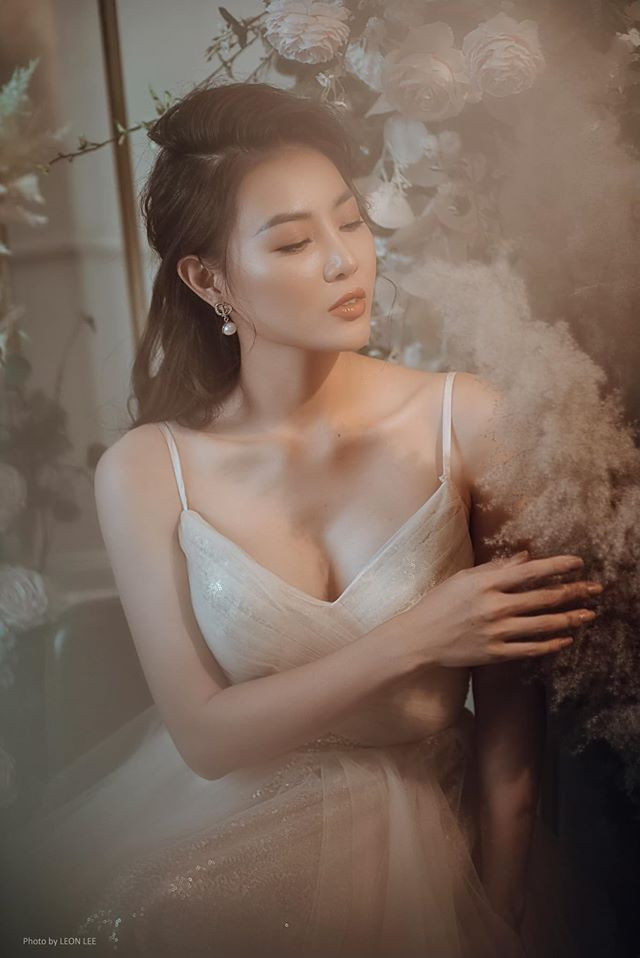 Những kiểu váy hai dây tôn lên vòng một quyến rũ của bà mẹ một con.