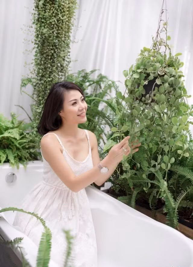 Người đẹp sinh năm 1988 e ấp khoe dáng gợi cảm với đầm hai dây. Ảnh: FB, Internet. Video "Minh Hằng chia sẻ về phong cách thời trang". Nguồn: VTC.