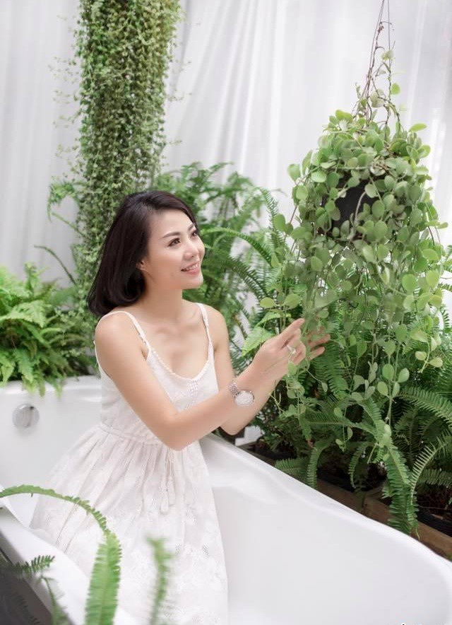 Người đẹp sinh năm 1988 e ấp khoe dáng gợi cảm với đầm hai dây. Ảnh: FB, Internet. Video "Minh Hằng chia sẻ về phong cách thời trang". Nguồn: VTC.