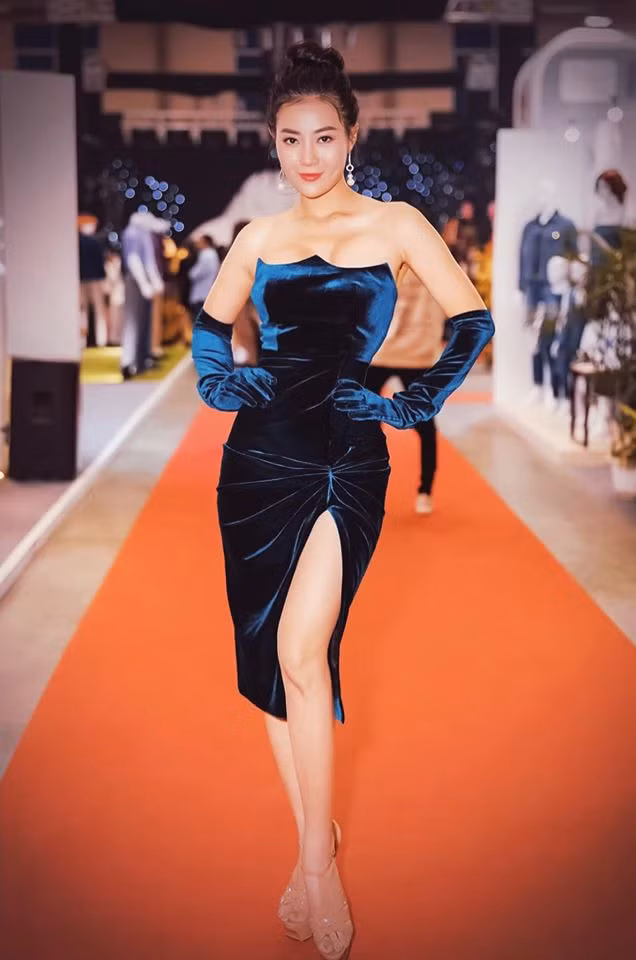 Khác với hình ảnh giản dị đời thường, Thanh Hương ăn mặc cực gợi cảm và sang trọng những khi tham gia sự kiện.