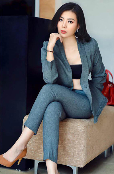 Áo quây kết hợp với bộ suit phanh ngực tạo nét quyến rũ táo bạo và cá tính cho nữ diễn viên “Những ngày không quên”.