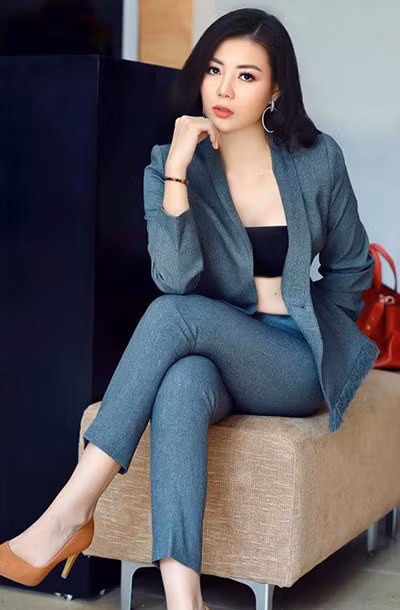 Áo quây kết hợp với bộ suit phanh ngực tạo nét quyến rũ táo bạo và cá tính cho nữ diễn viên “Những ngày không quên”.