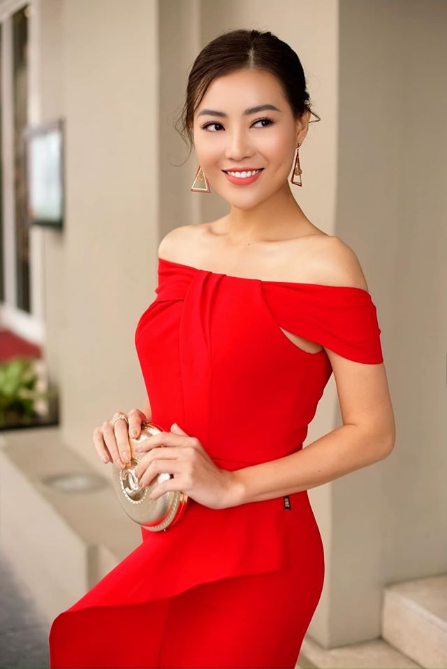 Mỹ nhân 8X nổi bật trong chiếc đầm trễ vai màu đỏ.