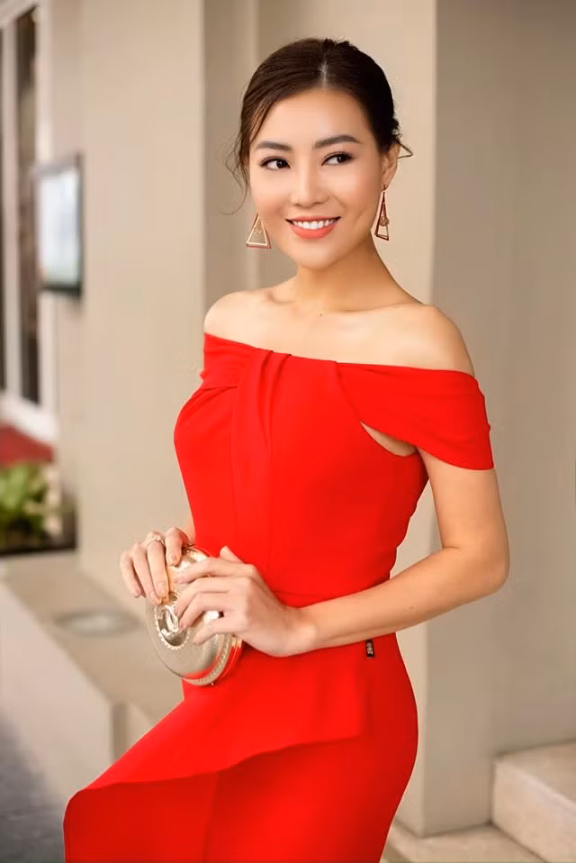 Mỹ nhân 8X nổi bật trong chiếc đầm trễ vai màu đỏ.