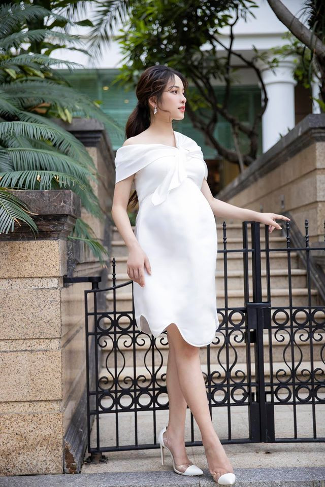 Dù đã sang những tháng cuối của thai kỳ, Sara Lưu vẫn chăm diện các mẫu đầm trễ nải duyên dáng phối cùng giày cao gót.