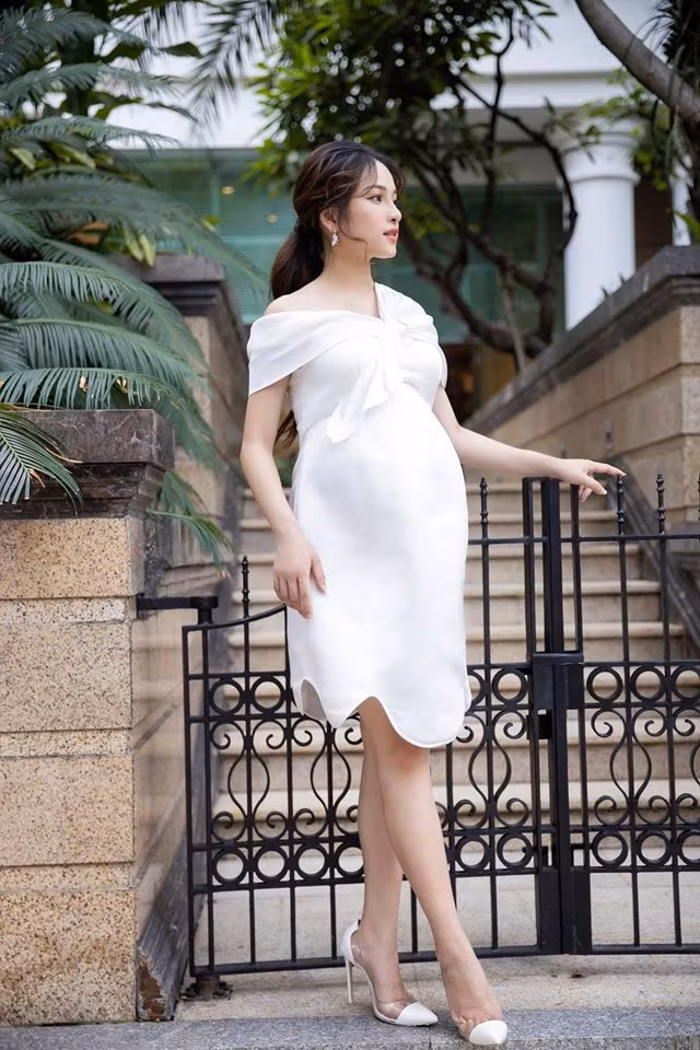 Dù đã sang những tháng cuối của thai kỳ, Sara Lưu vẫn chăm diện các mẫu đầm trễ nải duyên dáng phối cùng giày cao gót.