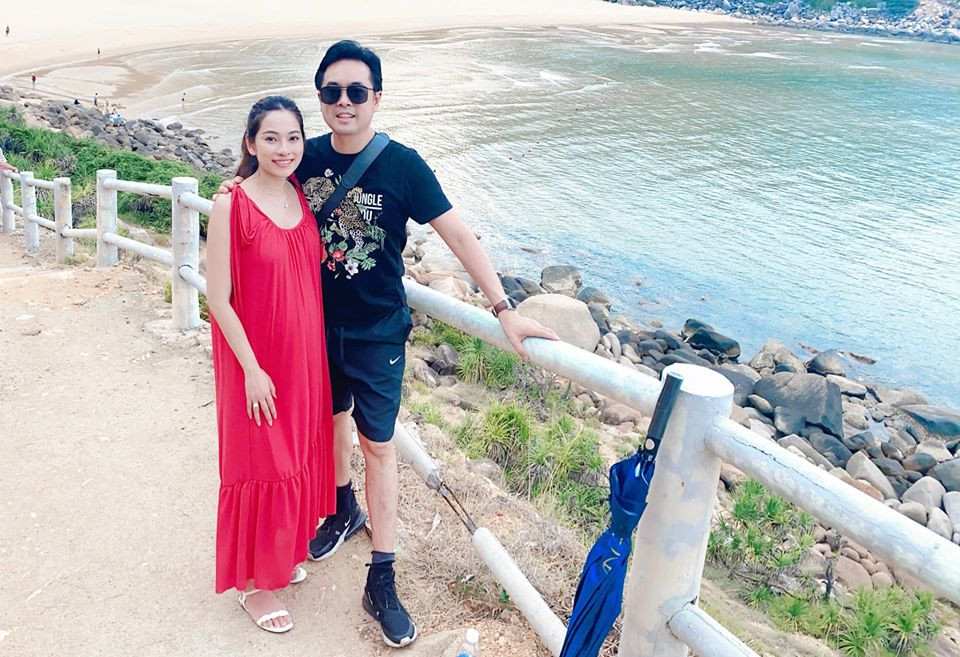 Bà bầu 26 tuổi thường chọn các trang phục form rộng trẻ trung để thoải mái cho em bé trong bụng.