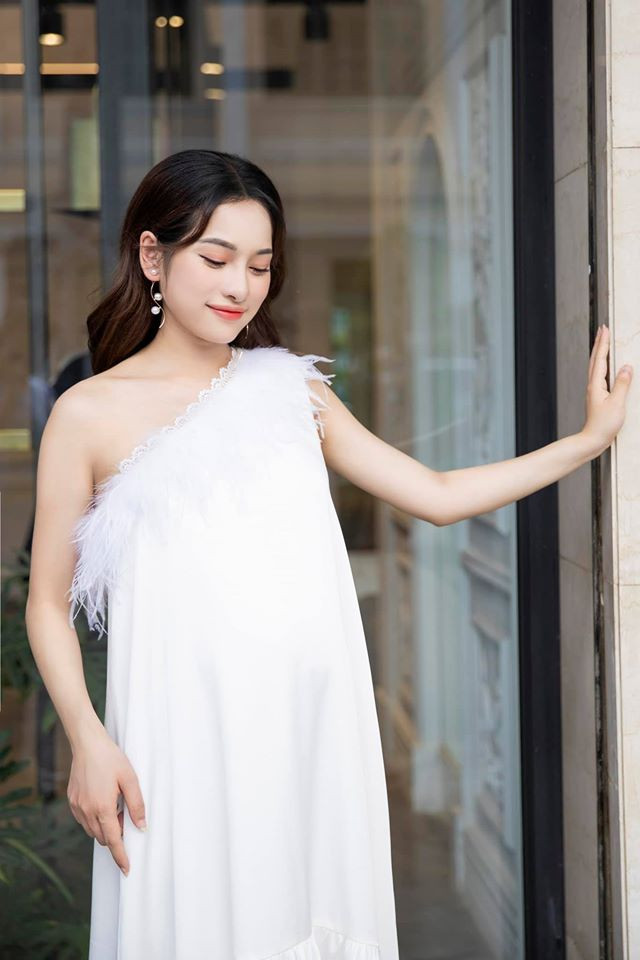 Bà bầu 26 tuổi dịu dàng trong chiếc đầm vai lệch cực kỳ nữ tính.