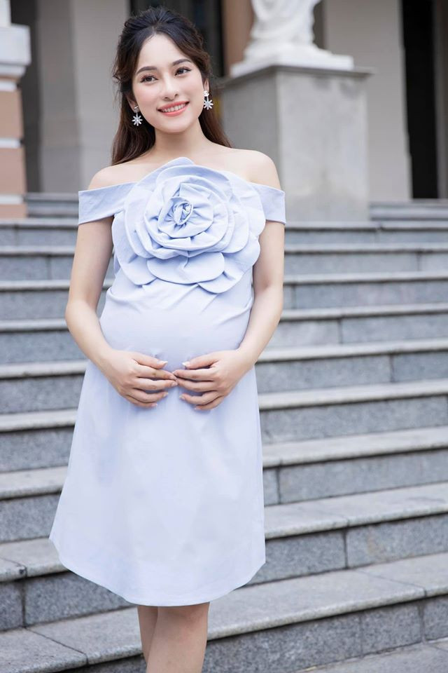 Bà xã nhạc sĩ Dương Khắc Linh chọn chiếc đầm cách điệu phần nơ ở ngực khá điệu đà và nữ tính.