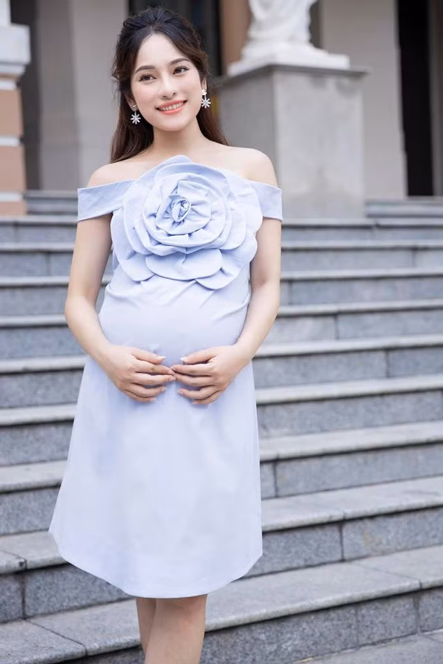 Bà xã nhạc sĩ Dương Khắc Linh chọn chiếc đầm cách điệu phần nơ ở ngực khá điệu đà và nữ tính.