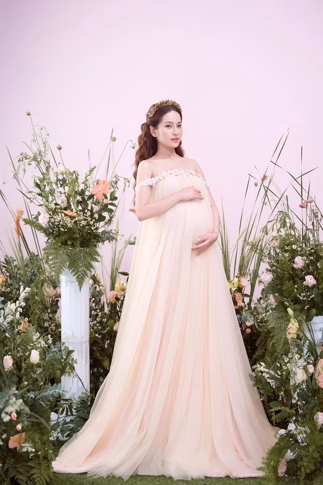 Dù mang song thai nhưng bà xã Dương Khắc Linh trông vẫn xinh đẹp như một nàng công chúa.