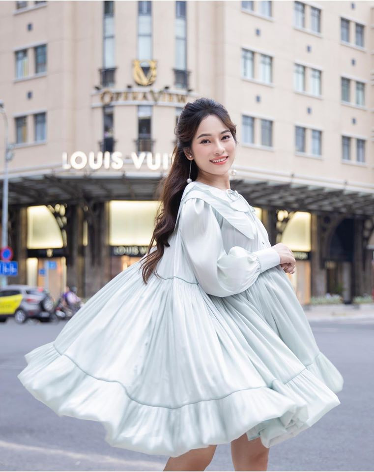 Thời trang bà bầu của Sara Lưu luôn trẻ trung và rạng rỡ ở những tháng cuối thai kỳ.