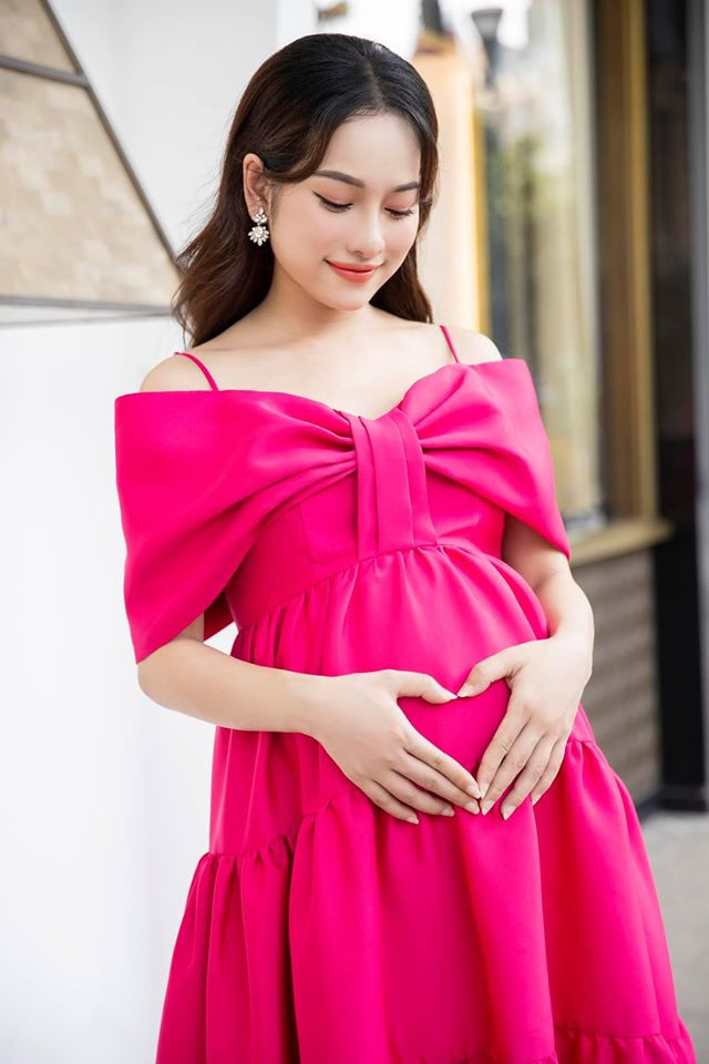 Chiếc đầm hồng cổ nơ duyên dáng giúp Sara Lưu nổi bật mọi nơi mọi lúc.