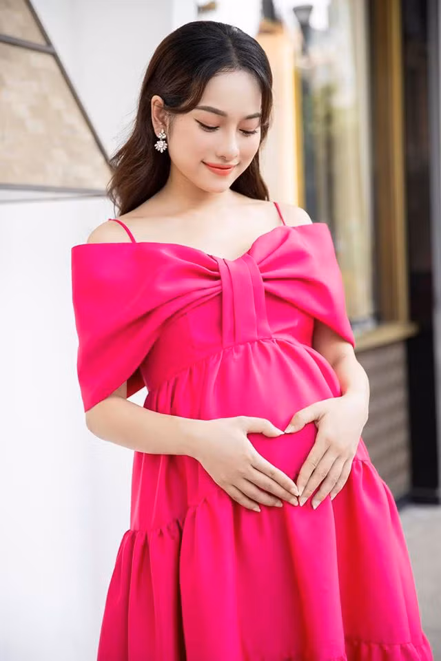 Chiếc đầm hồng cổ nơ duyên dáng giúp Sara Lưu nổi bật mọi nơi mọi lúc.