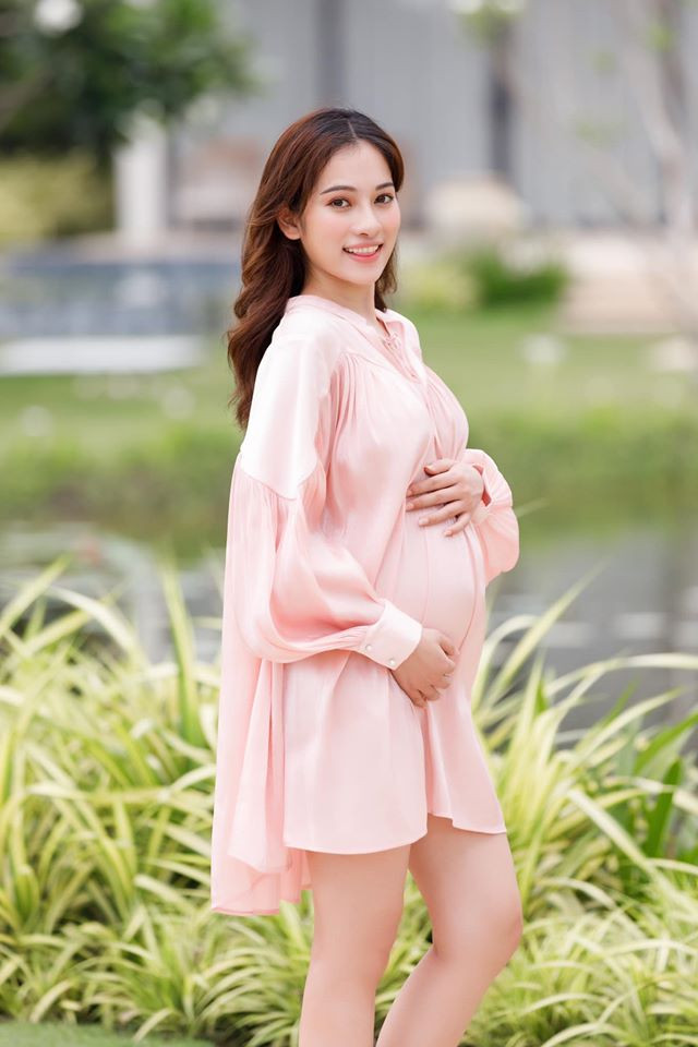 Những chiếc đầm dáng suông màu sắc nền nã, nhẹ nhàng được Sara Lưu hết sức ưu ái. Ảnh: FBNV. Mời độc giả theo dõi Video "Minh Hằng chia sẻ về phong cách thời trang". Nguồn: VTC.