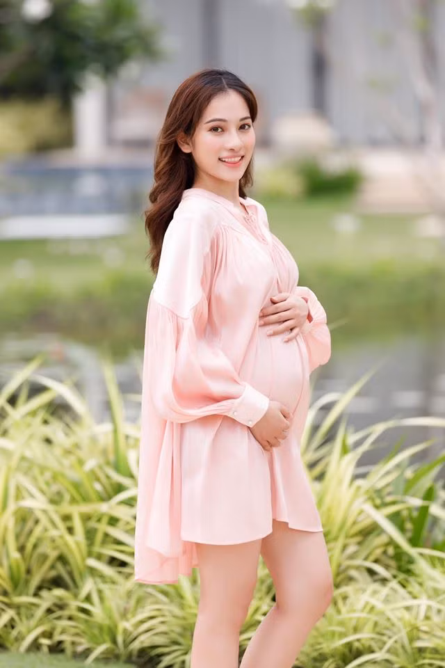 Những chiếc đầm dáng suông màu sắc nền nã, nhẹ nhàng được Sara Lưu hết sức ưu ái. Ảnh: FBNV. Mời độc giả theo dõi Video "Minh Hằng chia sẻ về phong cách thời trang". Nguồn: VTC.